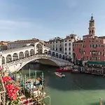 Domus Rialto Balcony View On The Grand Canal Apartment *