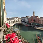 Domus Rialto Balcony View On The Grand Canal Venice