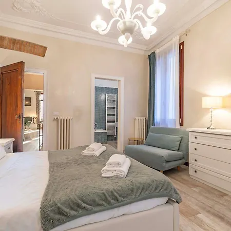 Domus Rialto Balcony View On The Grand Canal Apartment *