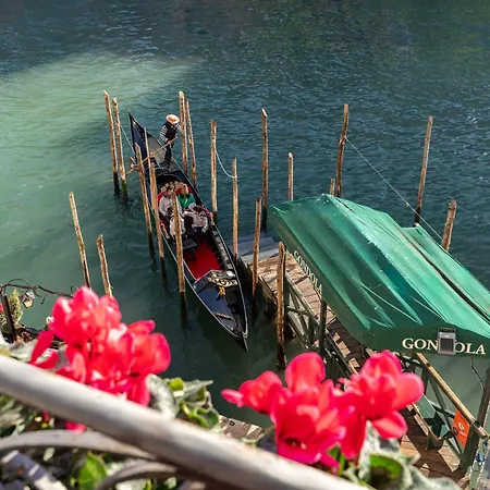 Domus Rialto Balcony View On The Grand Canal *